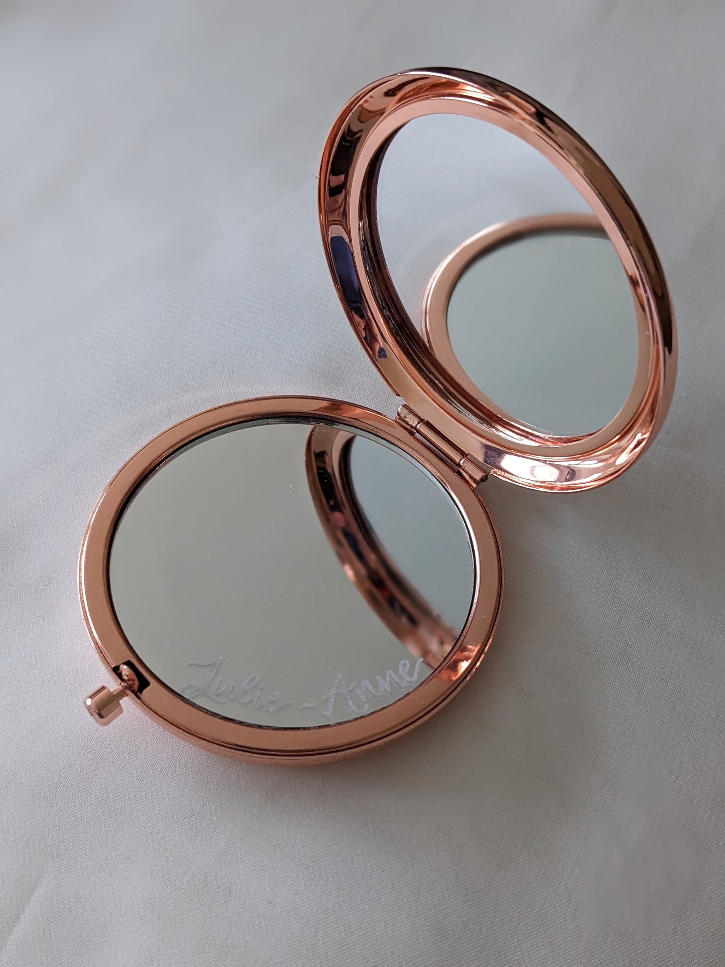 Engraved compact mirror