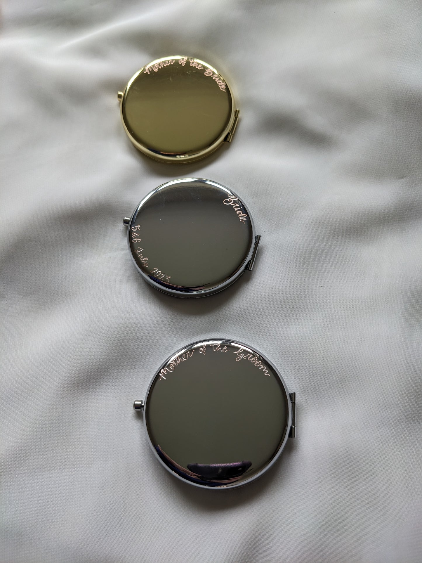 Engraved compact mirror