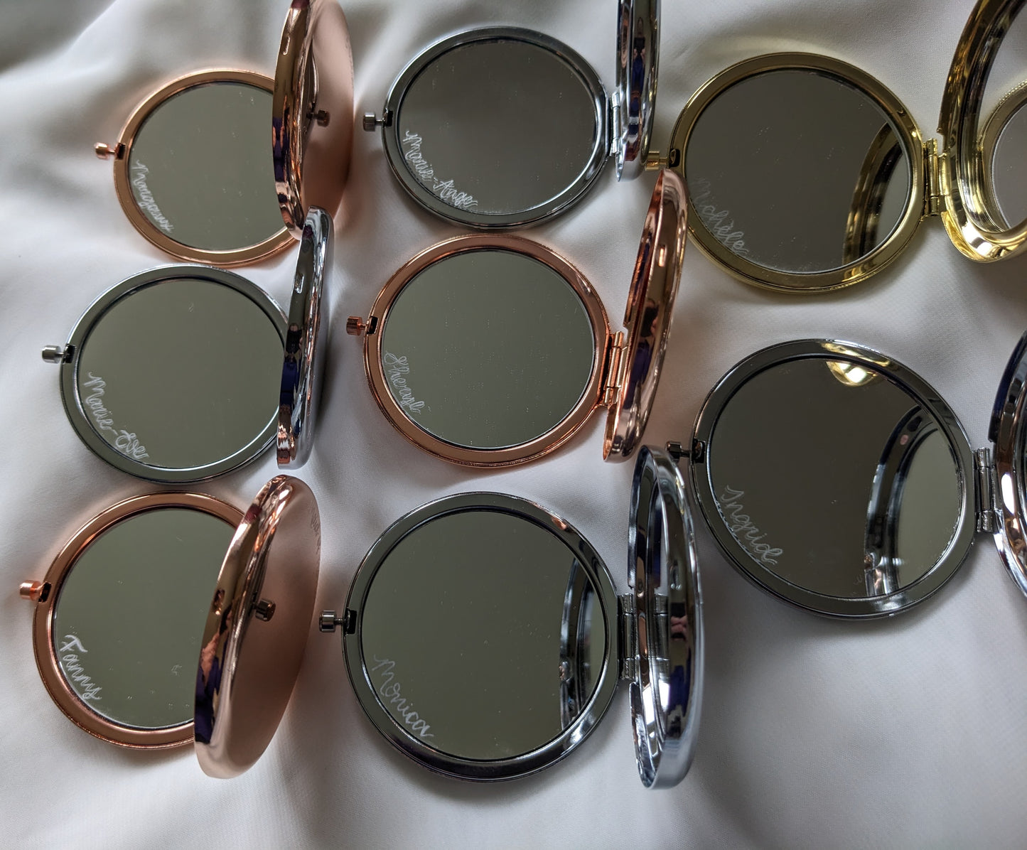 Engraved compact mirror