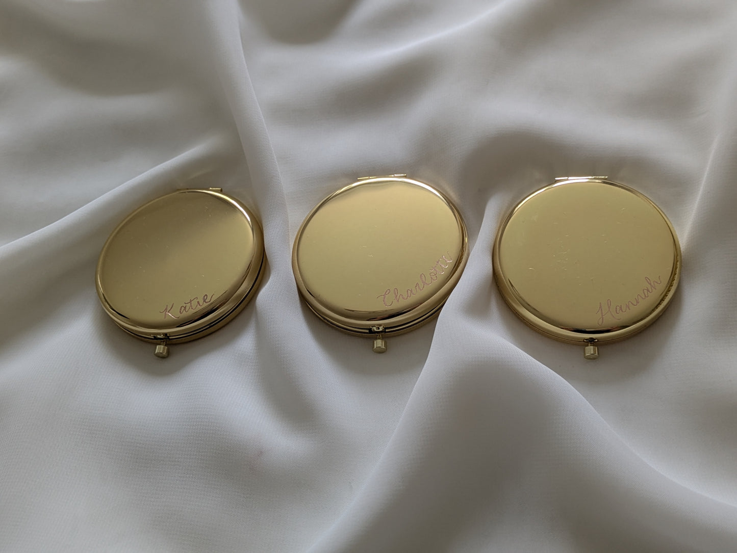 Engraved compact mirror